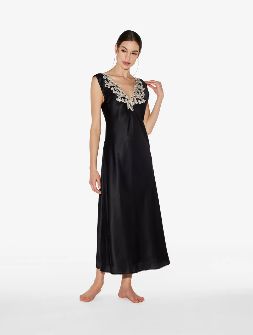 Chemise de nuit longue en satin de soie noir rehaussée d’une broderie en guipure « frastaglio »